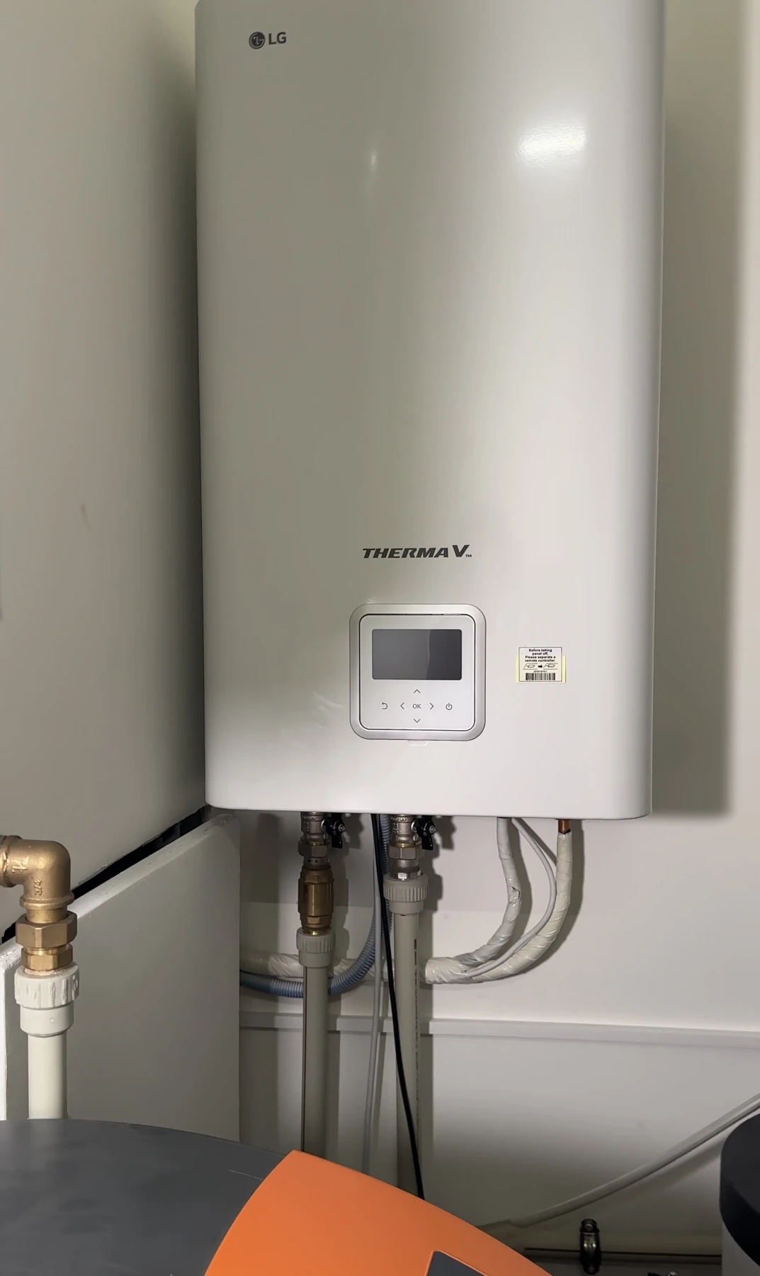Реальний внутрішній блок теплового насоса LG THERMA V у клініці