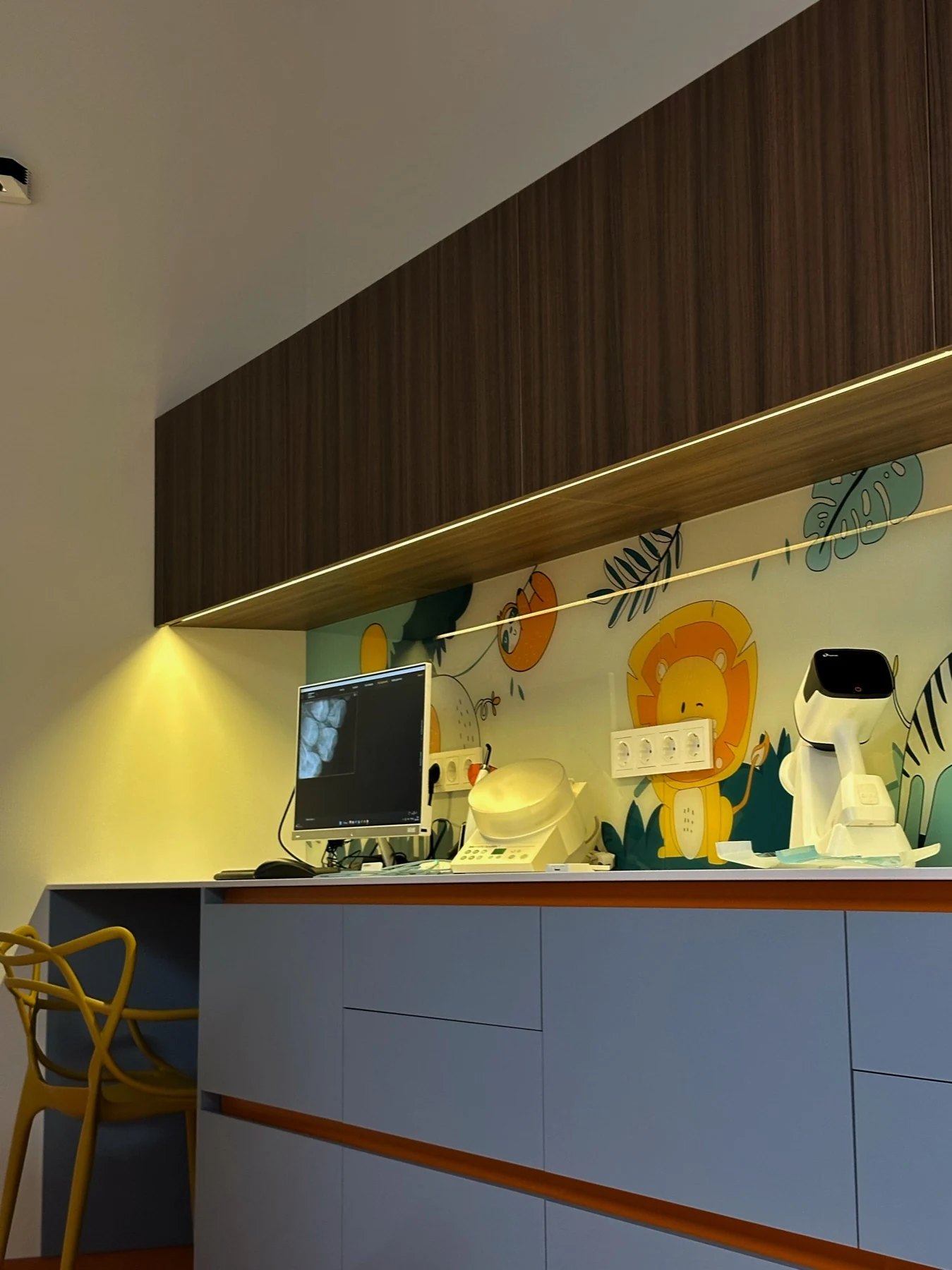 Стоматологічне робоче місце в INNOVO Kids