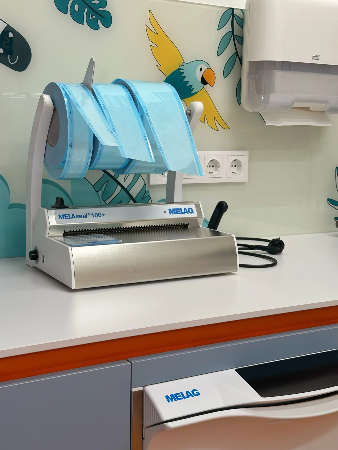 Пакувальний апарат MELAG MELAseal 100+ зі стерилізаційними рулонами в INNOVO Kids
